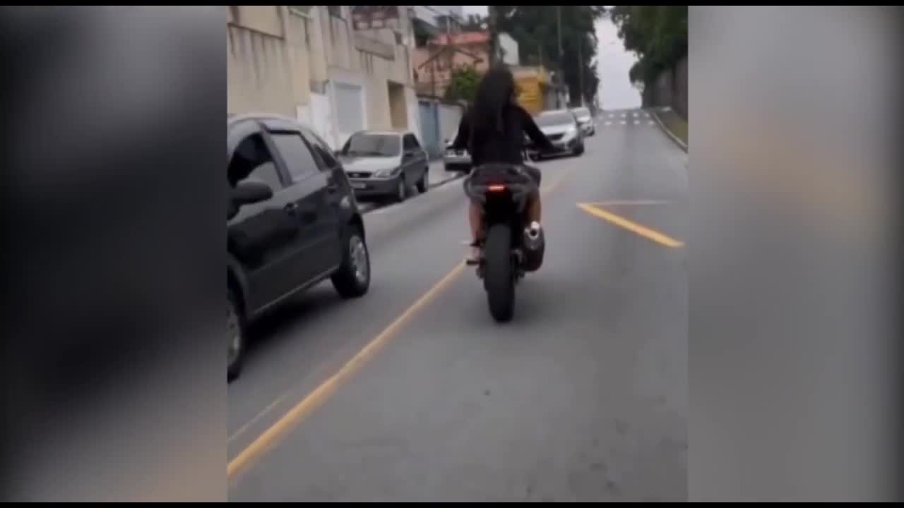 Video - Clip: Cô gái bốc đầu xe trên phố và cái kết cho người thích thể hiện
