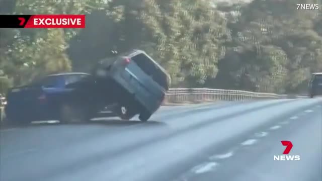 Video - Clip: Ô tô chèn ép, húc nhau như phim hành động trên đường cao tốc