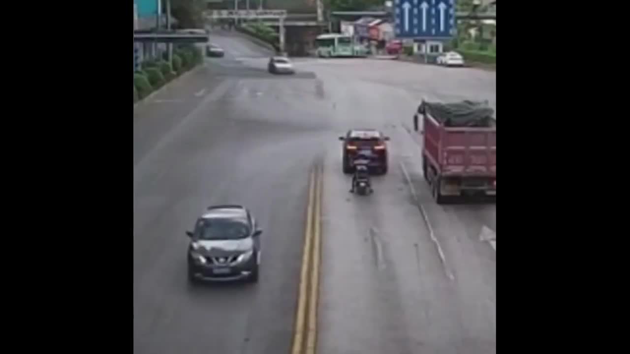 Video - Clip: Ô tô mất lái tông trúng người đàn ông dừng chờ đèn đỏ và cái kết