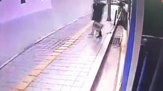 Video - Clip: Đang đi bộ, đôi nam nữ bất ngờ bị 'hố tử thần' nuốt chửng