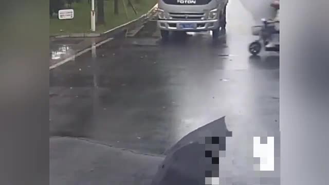 Video - Clip: Bị xe tải cán trúng đầu, người đàn ông thoát chết khó tin
