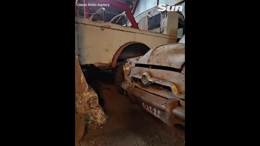 Video - Clip: Kinh ngạc những chiếc xe cổ bị bỏ rơi phủ đầy bụi