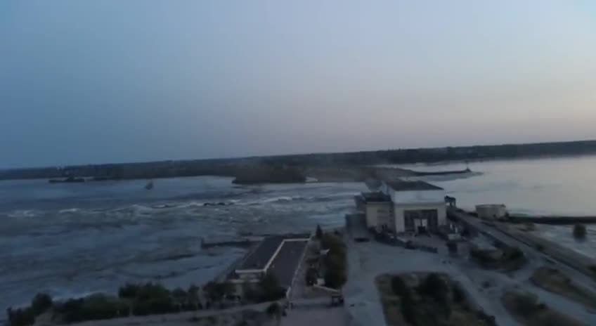Thế giới - Pháo kích vỡ đập thủy điện khổng lồ ở Kherson, Ukraine đổ lỗi cho Nga