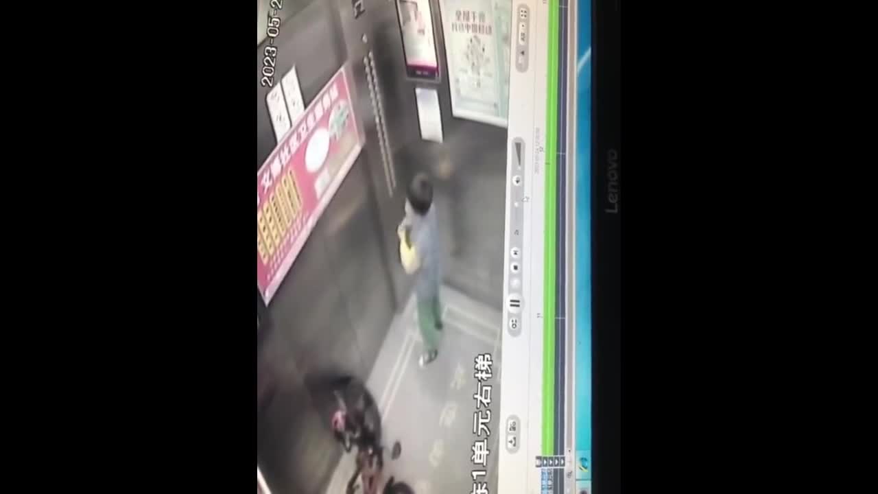 Video - Clip: Kẹt trong thang máy, bé trai thoát nạn nhờ hành động thông minh
