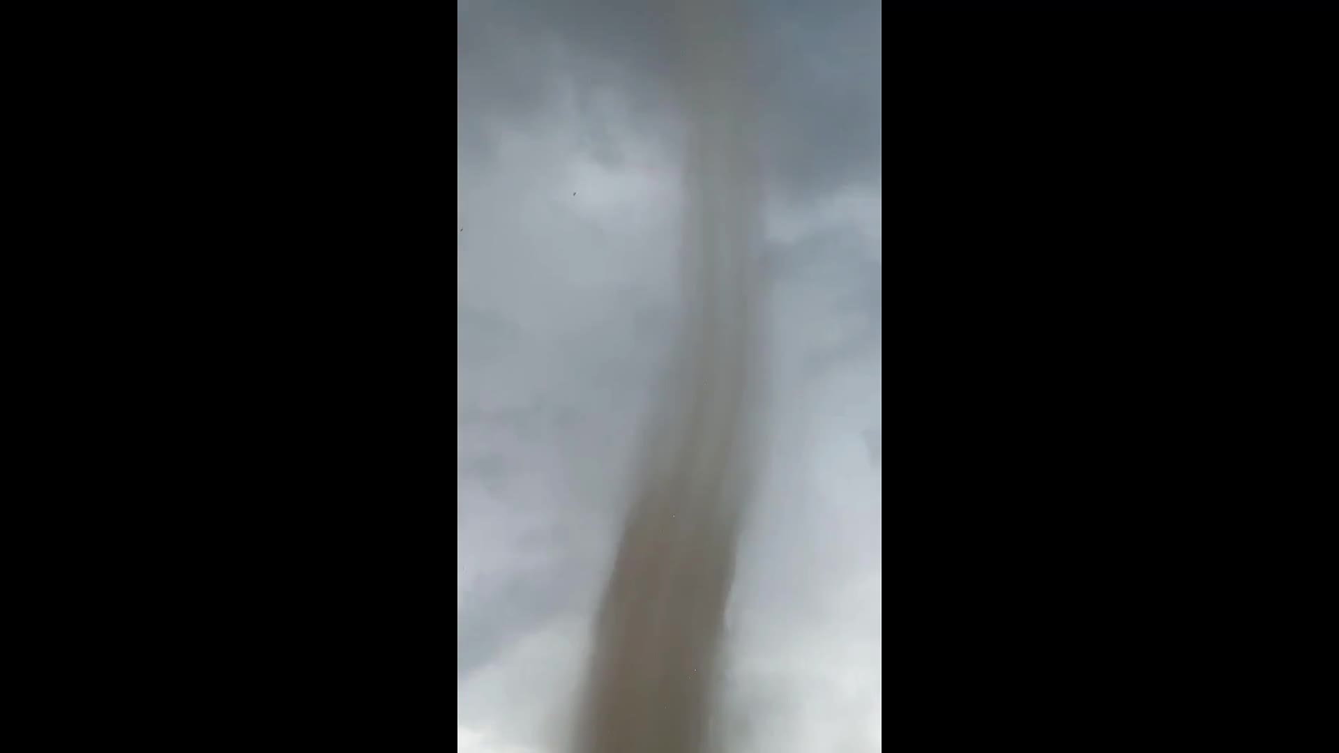 Video - Clip: Lốc xoáy “rồng” khổng lồ xuất hiện gần khu dân cư