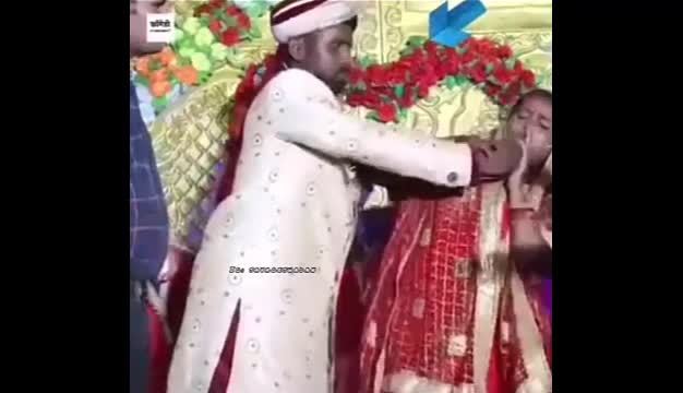 Video - Clip: Đang làm lễ, cô dâu chú rể tát nhau ngay trong đám cưới