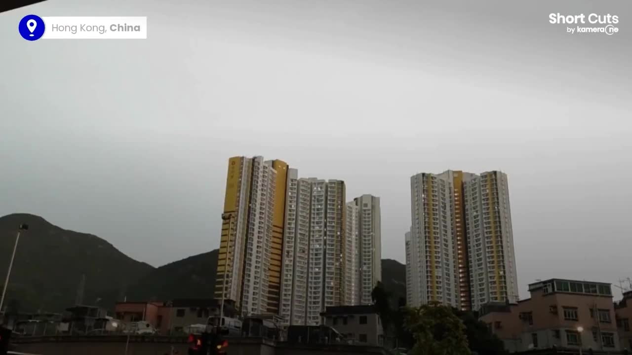Video - Clip: Kinh hoàng khoảnh khắc sét đánh vào căn hộ của một gia đình