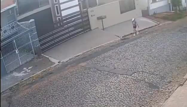 Video - Clip: Sàm sỡ cô gái, nam thanh niên đi xe máy nhận ngay kết đắng