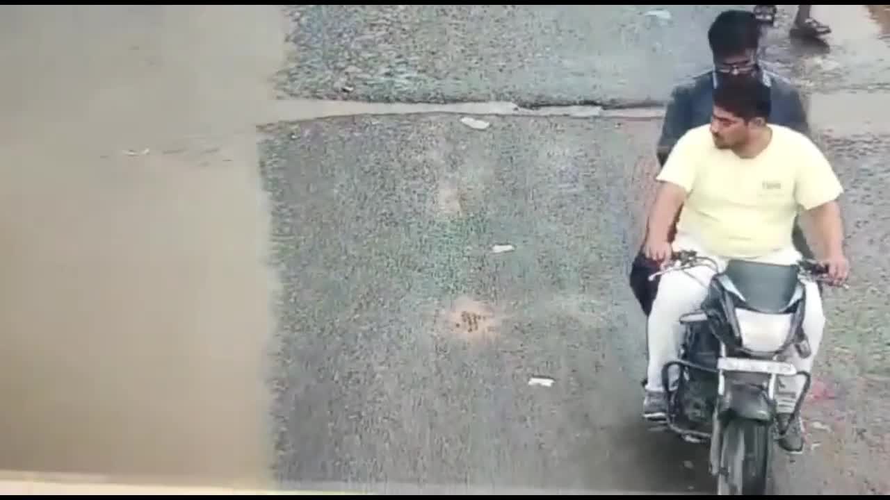 Video - Clip: Bị xe máy kéo cán qua đầu, người đàn ông thoát chết khó tin