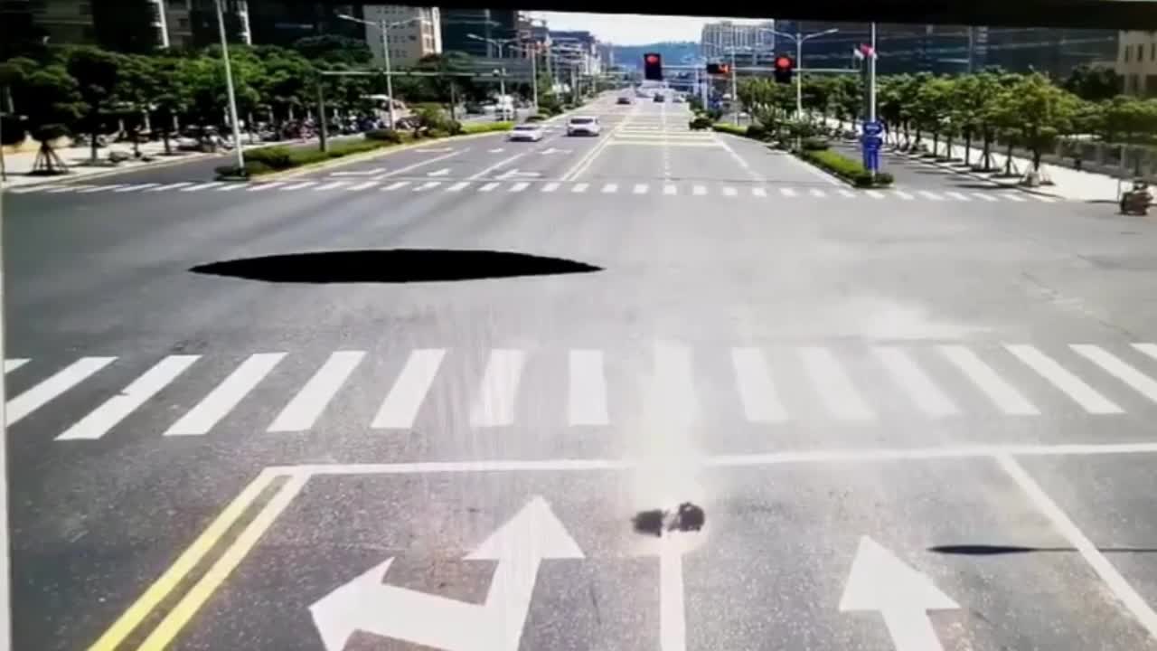 Video - Clip: Ô tô đang chạy bất ngờ lao thẳng xuống 'hố tử thần'