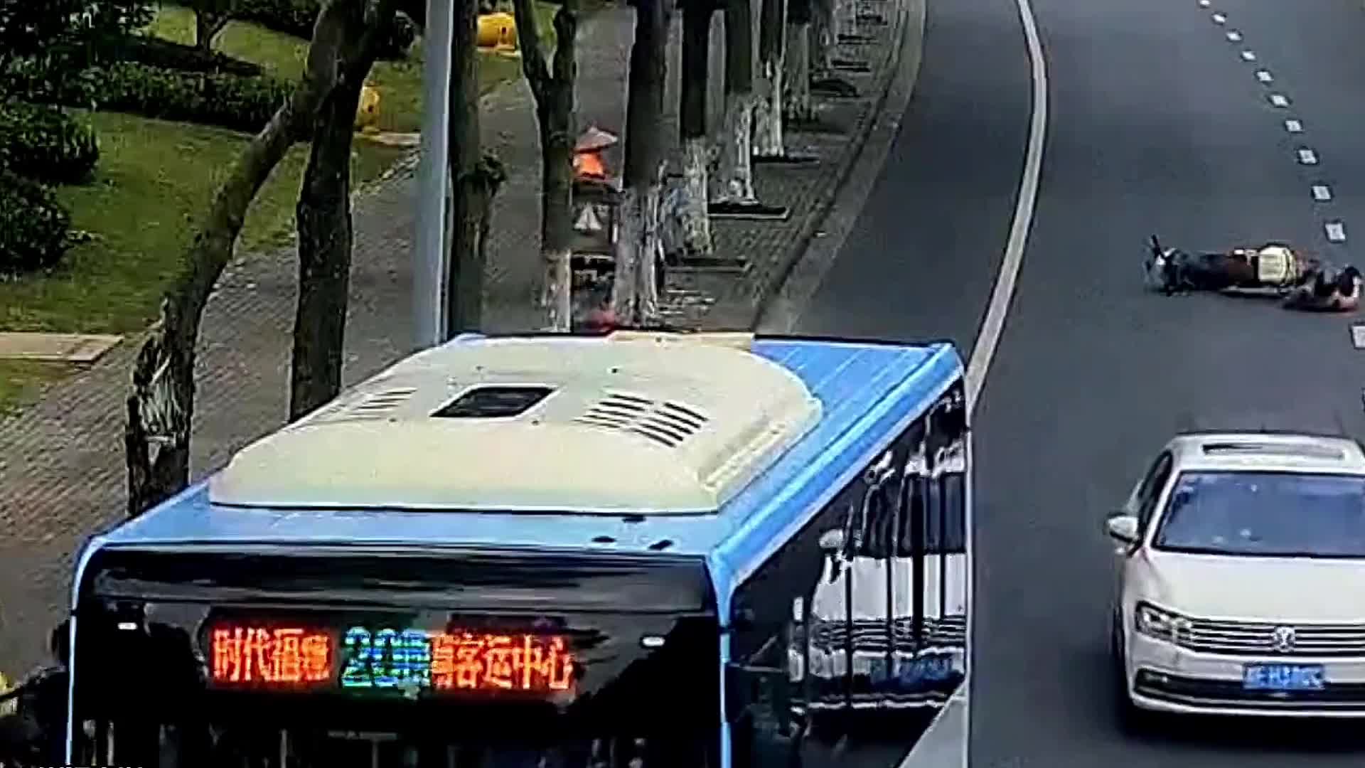 Video - Clip: Cụ ông bị xe buýt đâm ngã, 4 học sinh có hành động bất ngờ
