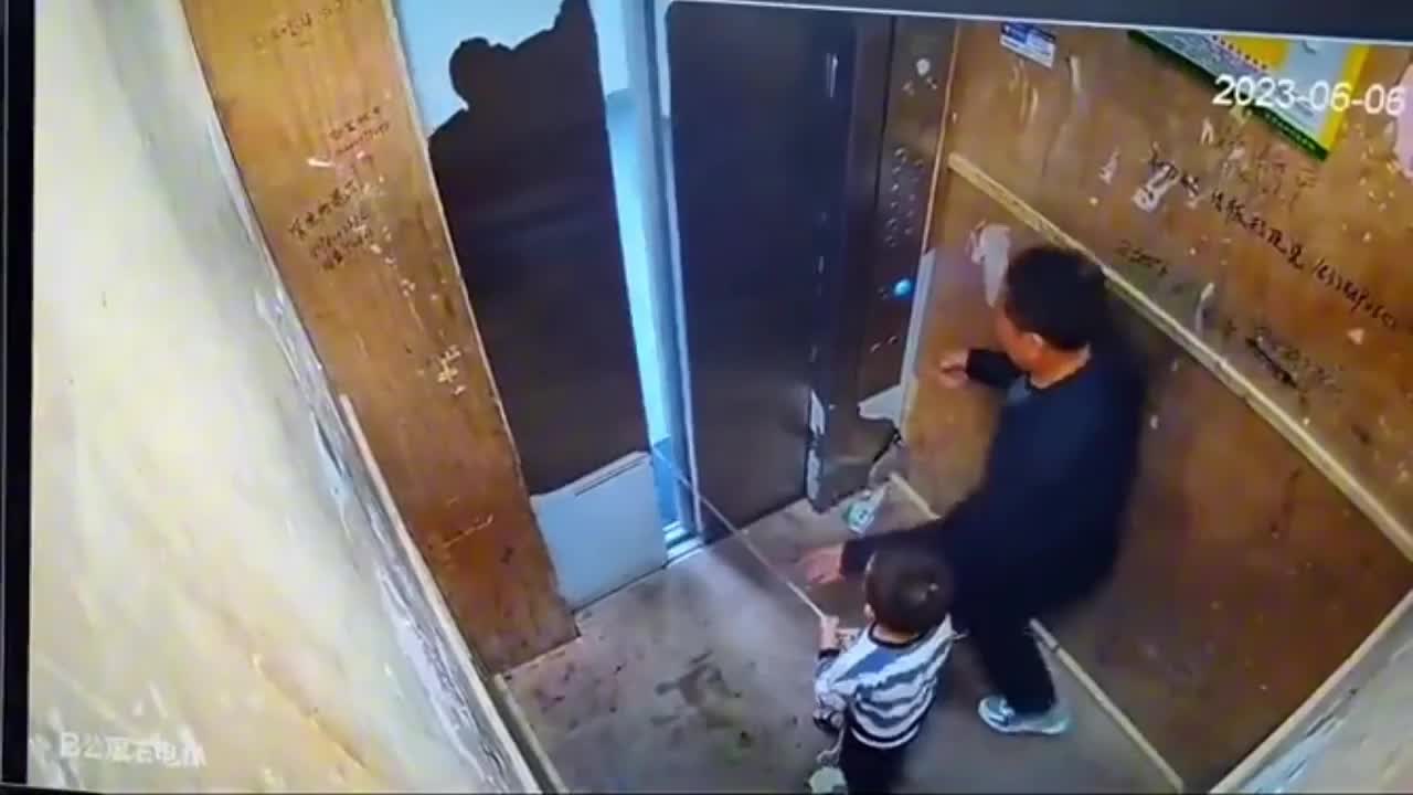 Video - Clip: Ông phản ứng cực nhanh, cứu cháu thoát nguy hiểm trong thang máy