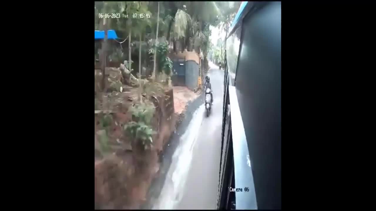 Video - Clip: Kẹt giữa xe buýt và xe tải, 2 người phụ nữ thoát chết thần kỳ