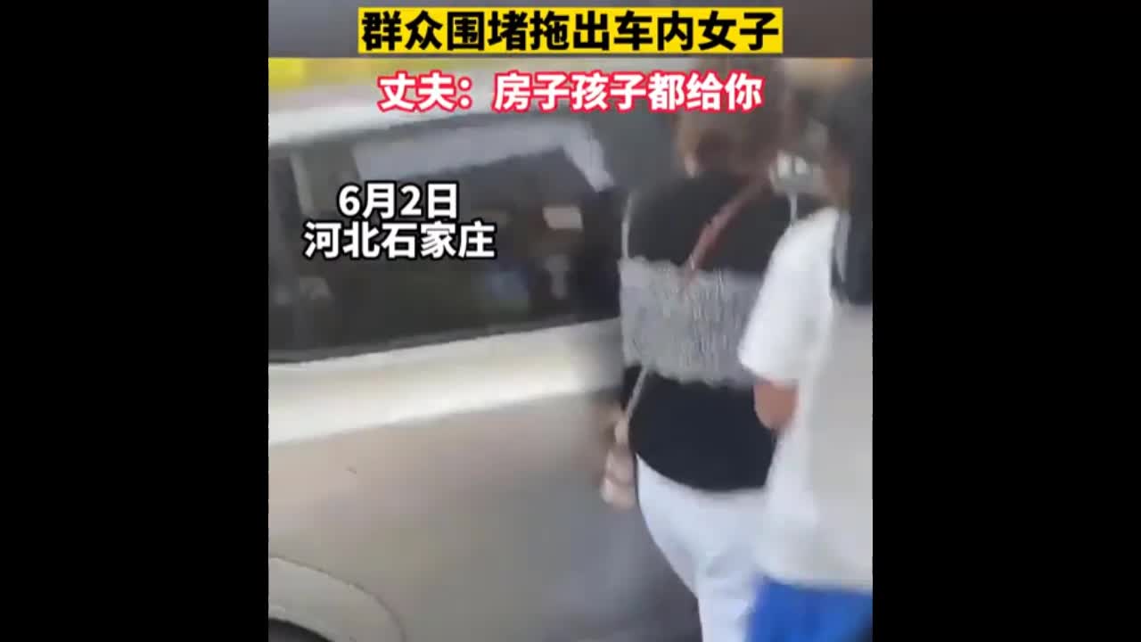 Video - Clip: Bị bắt quả tang ngoại tình, chồng lái xe kéo lê vợ trên phố