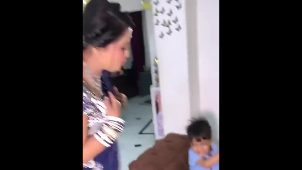 Video - Clip: Mẹ trang điểm “quá đà” khiến con khóc thét vì không nhận ra
