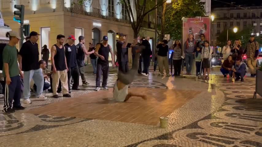 Video - Clip: Người đàn ông một chân thể hiện kỹ năng nhảy đáng kinh ngạc