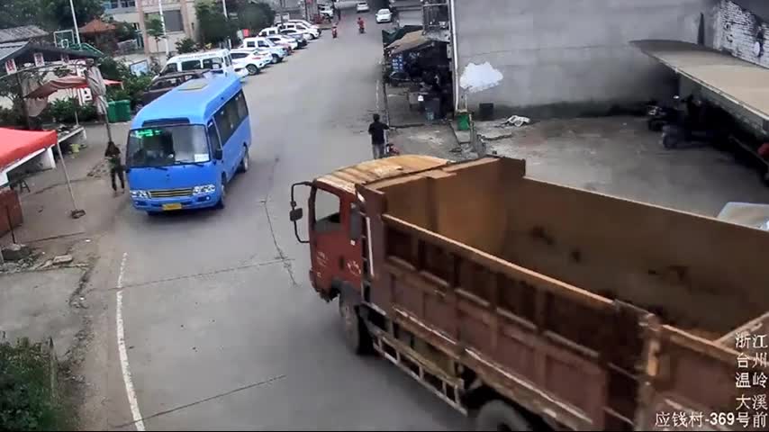 Video - Clip: Cửa thùng xe tải bật mở, đập trúng đầu xe buýt ngược chiều