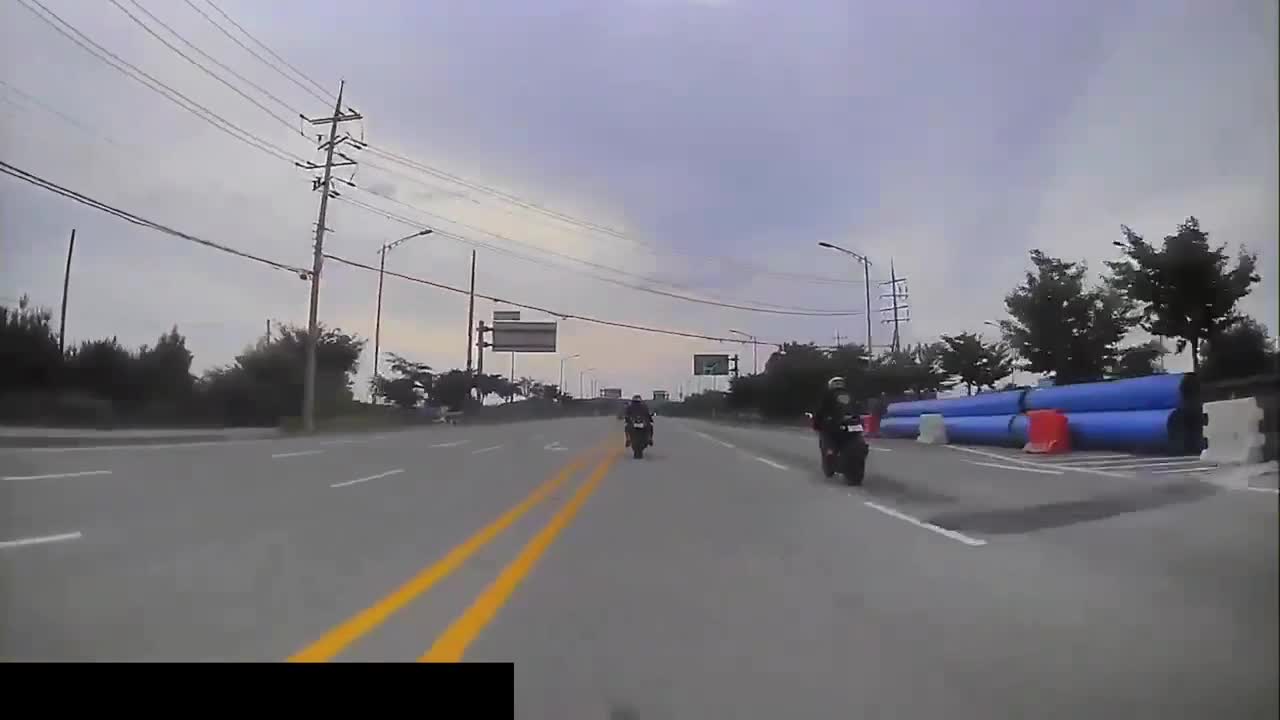Video - Clip: Xe phân khối lớn bốc cháy ngùn ngụt trên đường sau cú bốc đầu