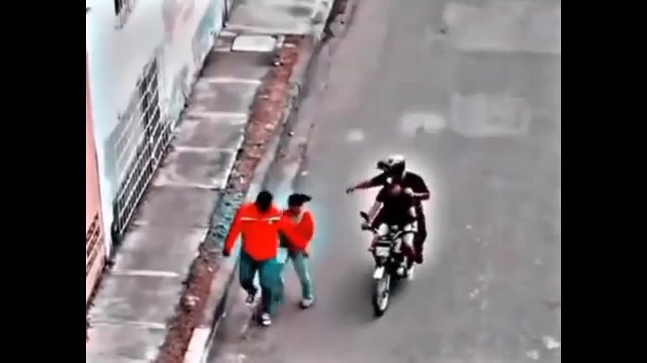 Video - Gặp cướp, thanh niên để mặc bạn gái rồi bỏ chạy và cái kết hài hước