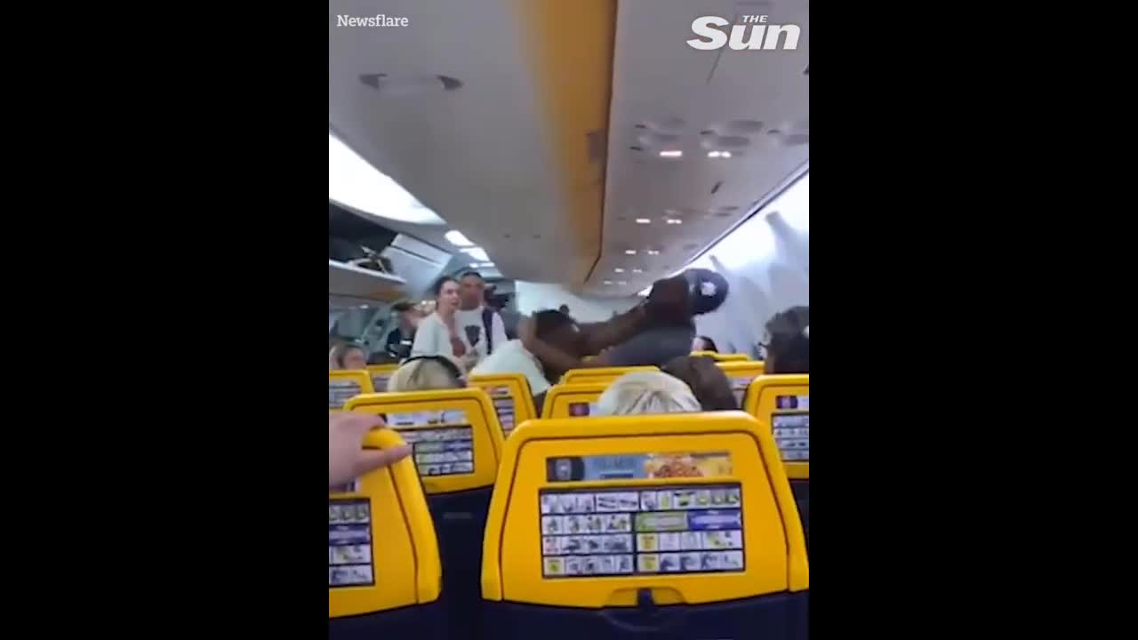 Video - Clip: 2 người đàn ông lao vào đánh nhau trên máy bay và lý do bất ngờ