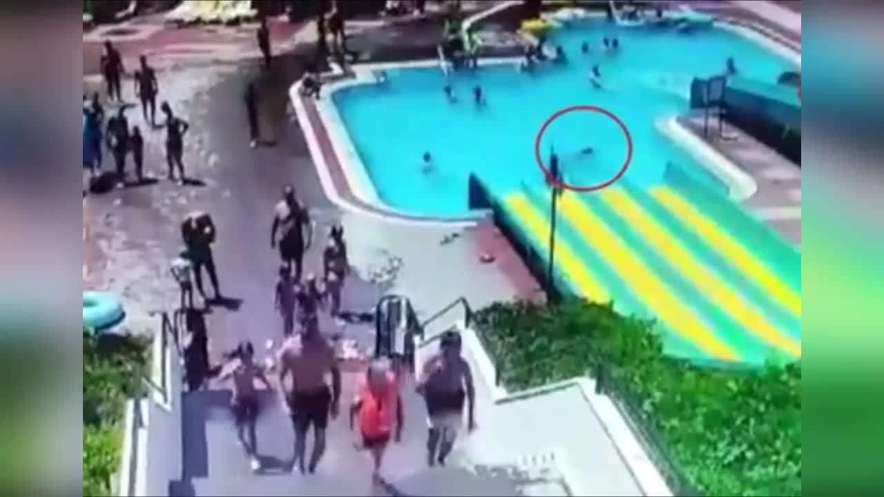 Video - Clip: Chơi cầu trượt nước ở khách sạn 5 sao, nam du khách thiệt mạng