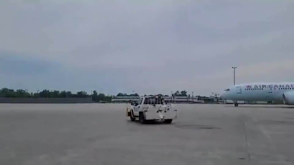 Video - Clip: Xe bồn bốc cháy dữ dội gần một chiếc máy bay