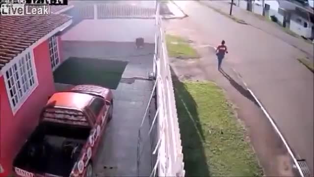 Video - Clip: Đâm trúng đầu ô tô, nam thanh niên có màn 'hạ cánh' khó tin