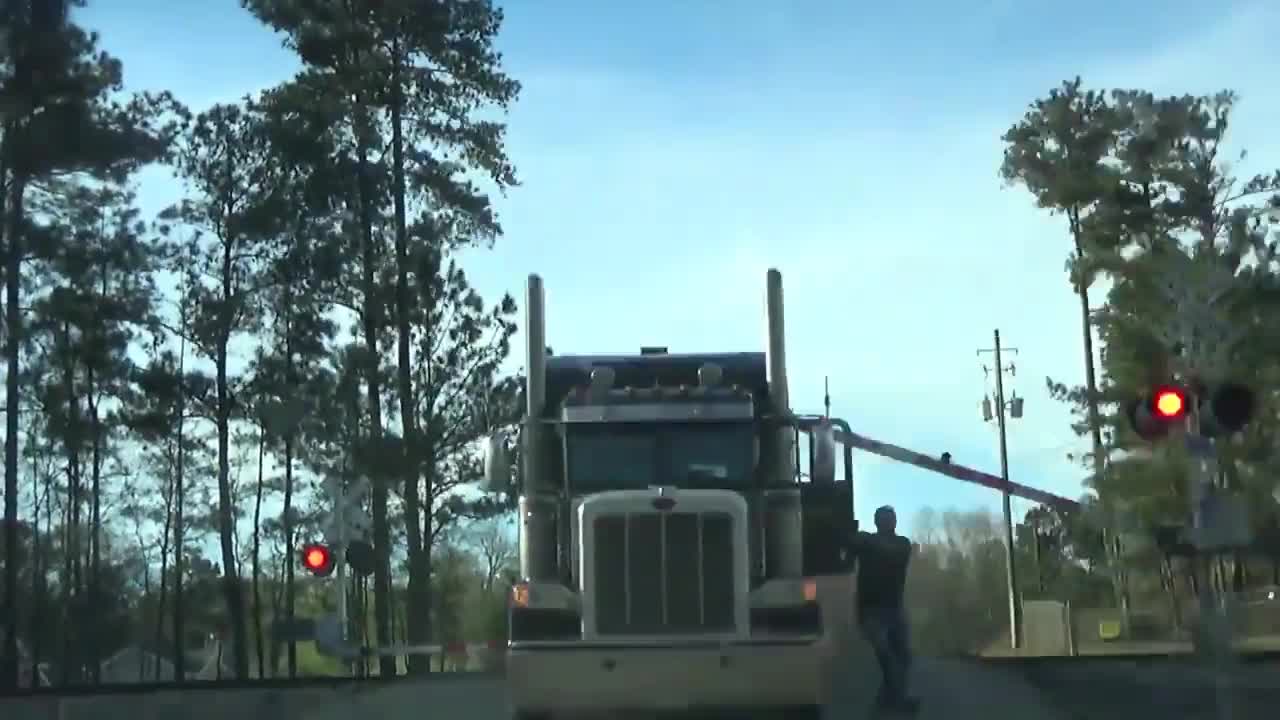 Video - Clip: Cố tình băng qua đường ray, xe tải bị tàu hỏa tông văng