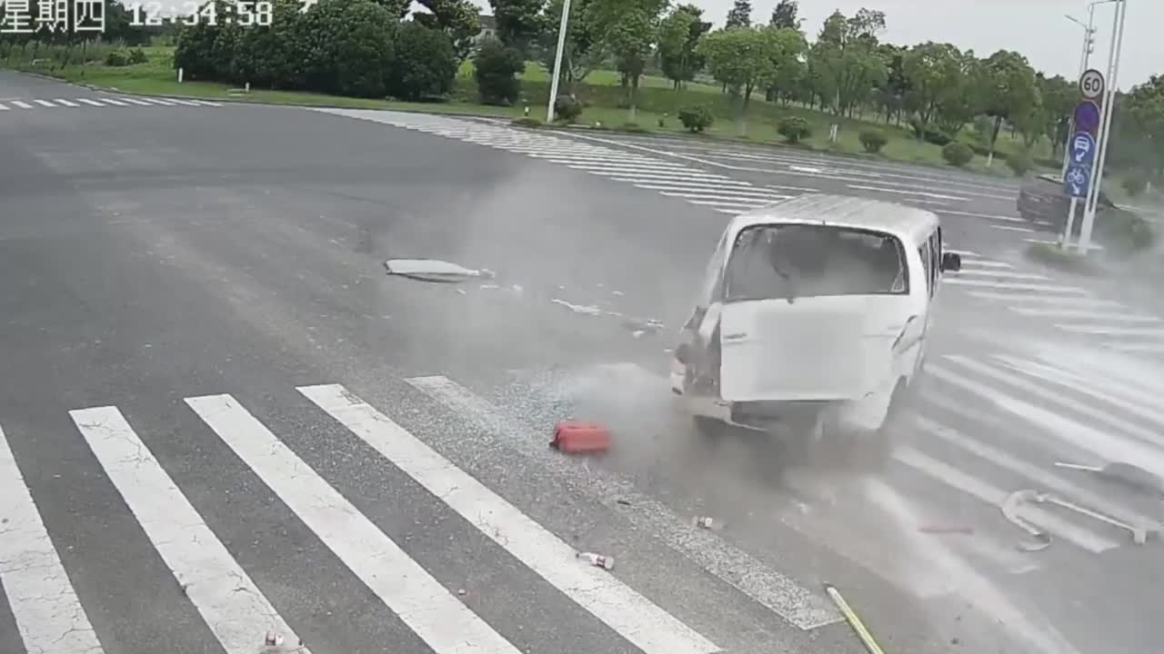 Video - Clip: Ô tô tông minibus lật nghiêng giữa ngã tư và cái kết bất ngờ