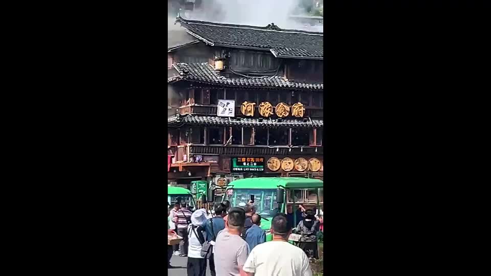 Video - Clip: Kinh hoàng du khách nhảy từ tòa nhà đang cháy để thoát thân