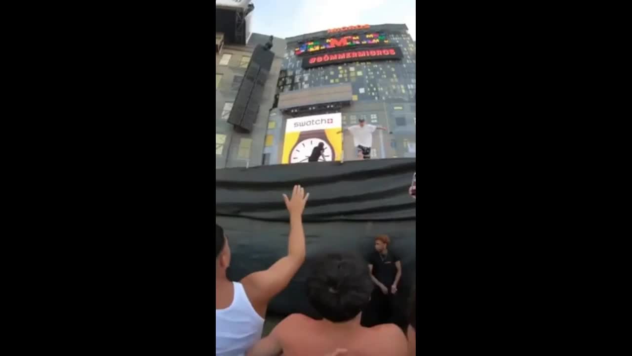 Video - Clip: Nam rapper ngã cắm đầu vì nhảy xuống khán giả nhưng không ai đỡ