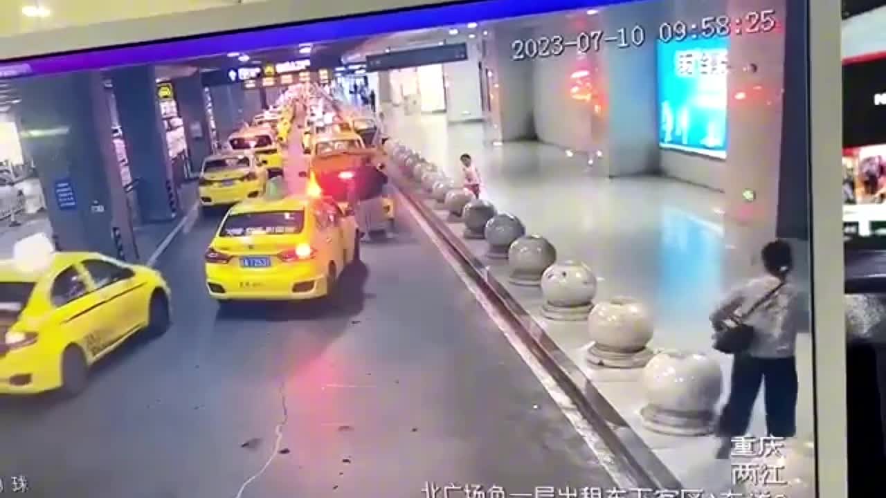 Video - Clip: Taxi mất lái lao lên vỉa hè, tông trúng nhiều người đi bộ