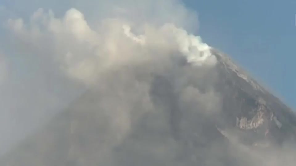 Video - Clip: Núi lửa Mayon phun khói và tro bụi