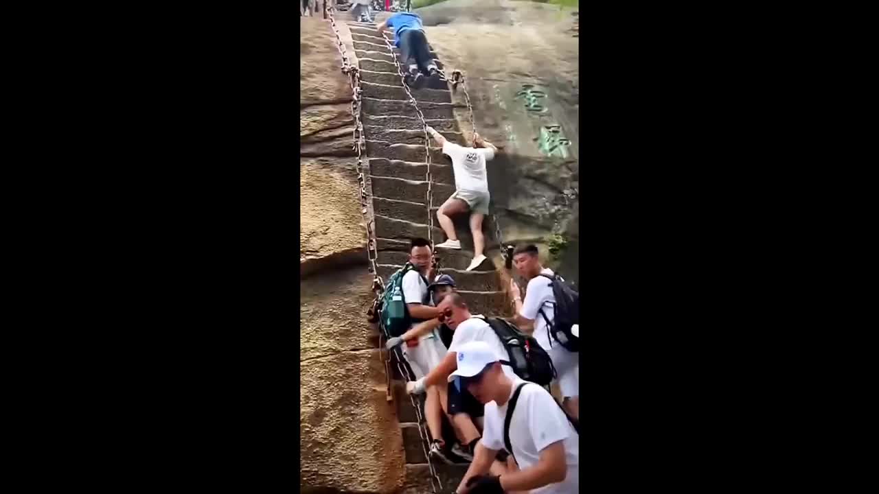 Video - Clip: Kinh hoàng du khách trượt chân rơi xuống khi leo vách đá