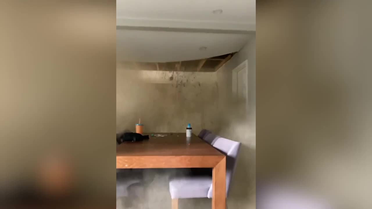Video - Clip: Kinh hoàng trần nhà bất ngờ sập xuống