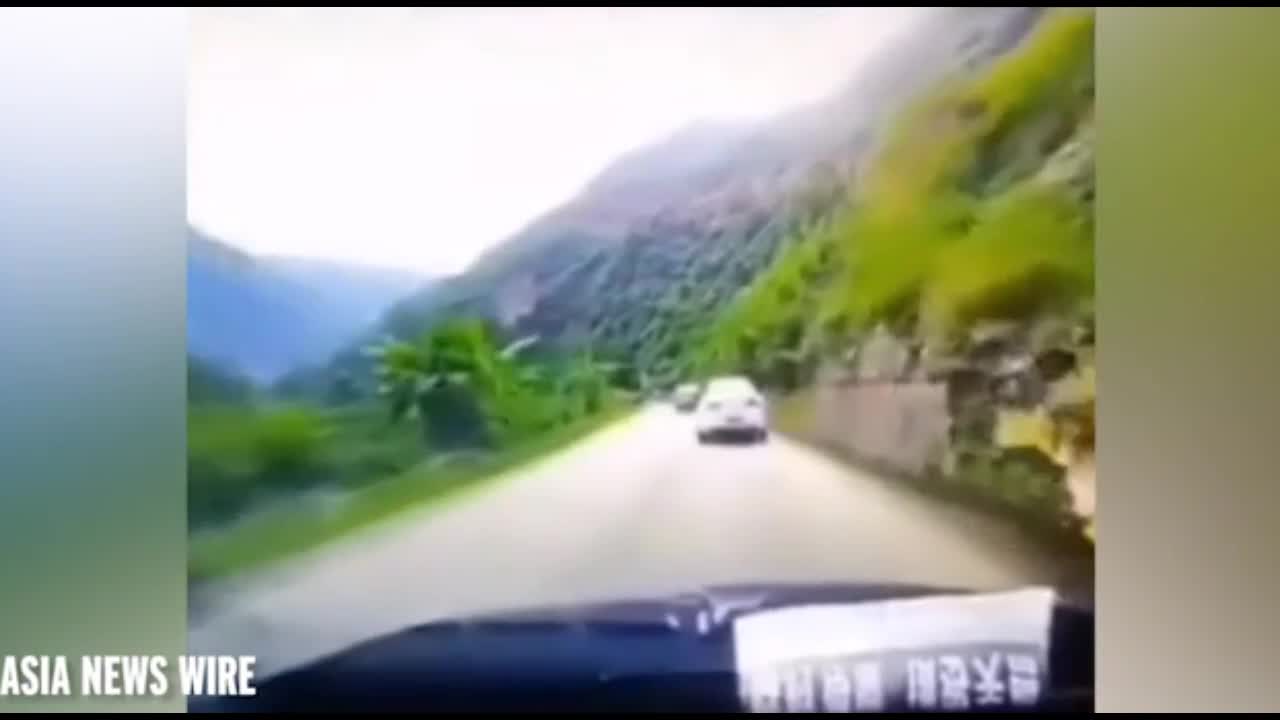 Video - Clip: Khoảnh khắc tảng đá rơi từ trên núi xuống đè ô tô con biến dạng
