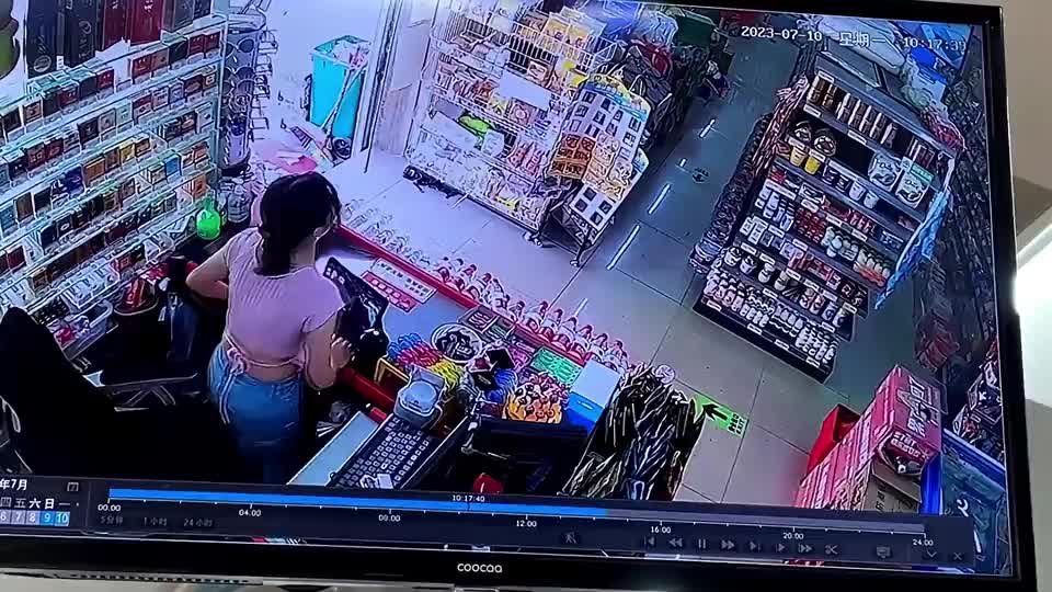 Đời sống - Camera giám sát ghi được cảnh một siêu thị bị trộm đồ 3 lần trong vòng 4 giờ