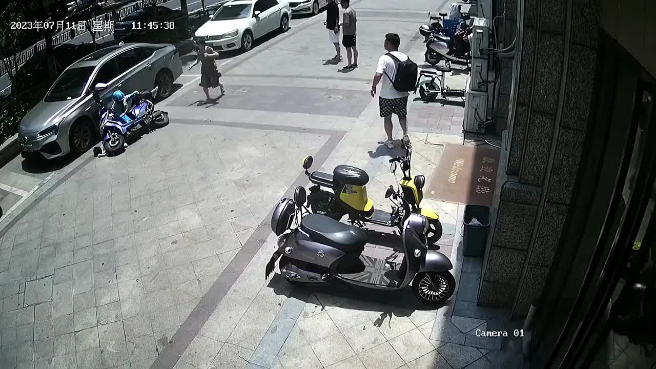 Video - Clip: Đột ngột chạy sang đường, bé gái bị xe máy tông trúng