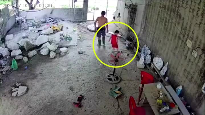 Video - Clip: Bố phản ứng cực nhanh, cứu sống con trai bị điện giật