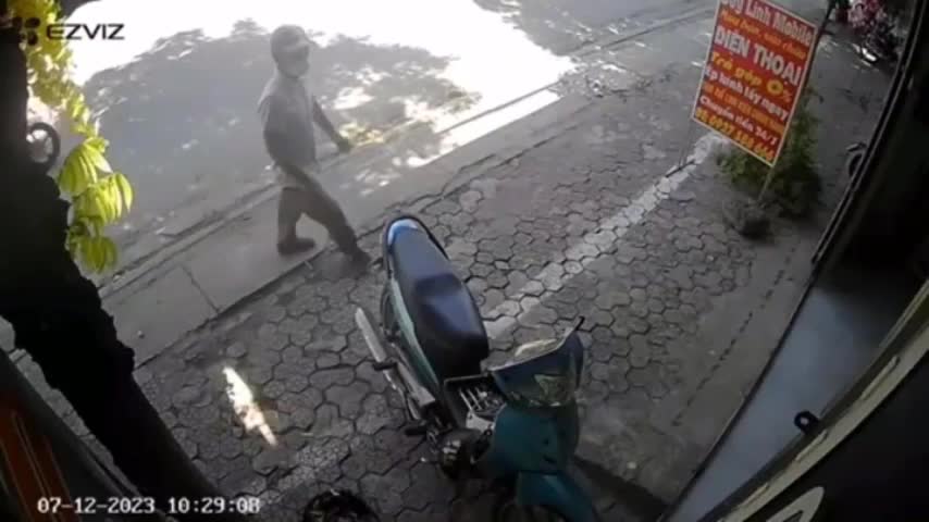 Video - Clip: Trộm xe máy, người đàn ông bị nam thanh niên tung đòn quật ngã