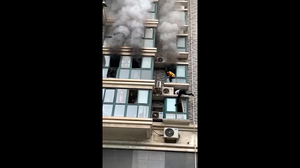 Video - Clip: Người đàn ông liều mình cứu cháu bé mắc kẹt trong ngôi nhà cháy