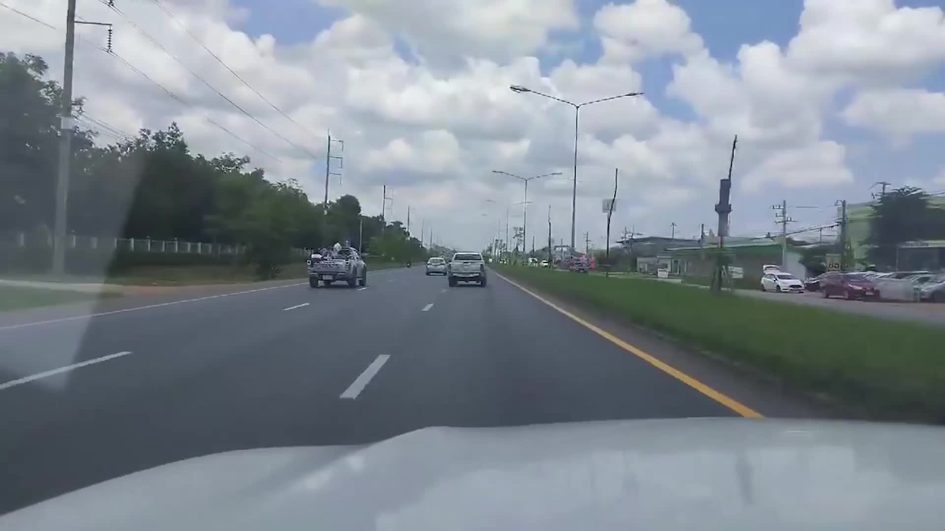 Video - Clip: Say rượu, tài xế ô tô lái xe 'đánh võng' trên đường cao tốc
