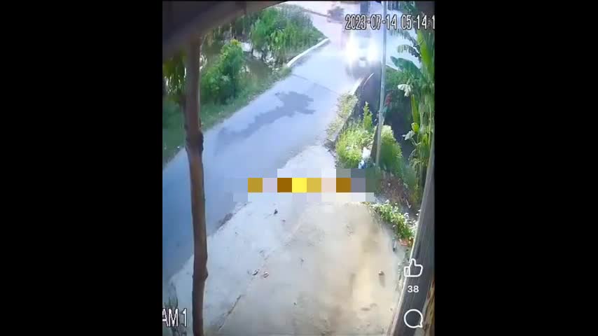 Video - Clip: Đang vào cua, ô tô lao thẳng xuống mương nước rồi lật ngửa