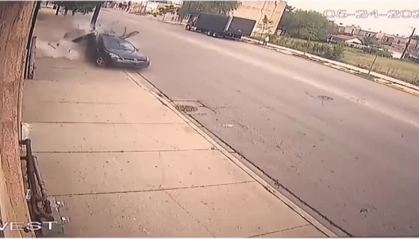 Video - Clip: Lao vào gốc cây, ô tô gãy đôi rồi bốc cháy dữ dội sau tai nạn