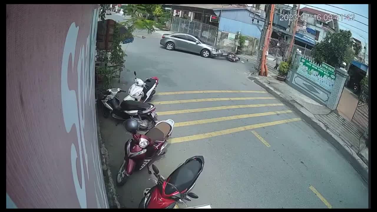 Video - Clip: Nghi đánh ghen, tài xế ô tô lái xe đâm trực diện đôi nam nữ