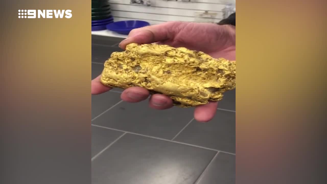 Video - Dò kim loại, người đàn ông may mắn đào được cục vàng khủng nặng 2kg