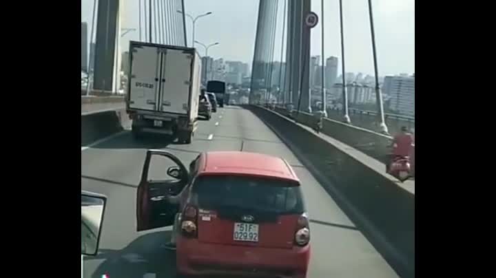 Video - Clip: Tài xế bất lực cố giữ xe ô tô trôi trên cầu và cái kết thót tim