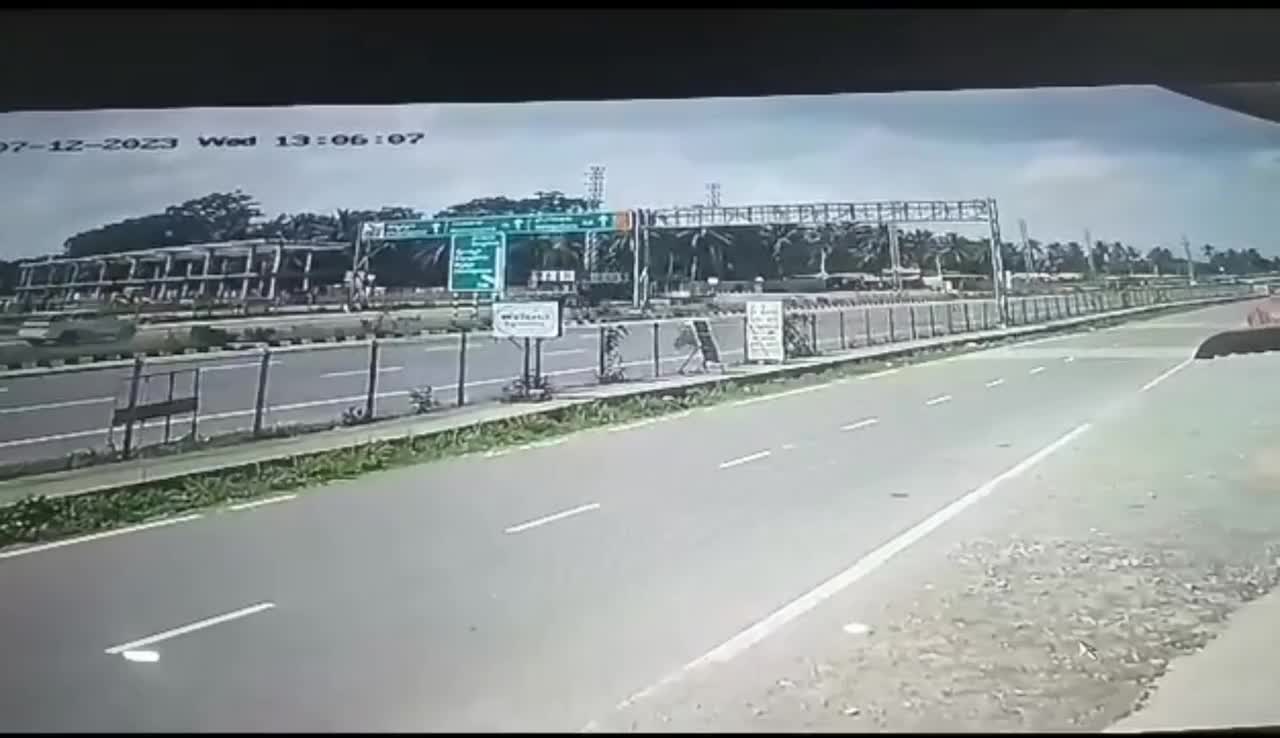 Video - Clip: Xe container mất lái, đâm sập rào chắn trên đường cao tốc