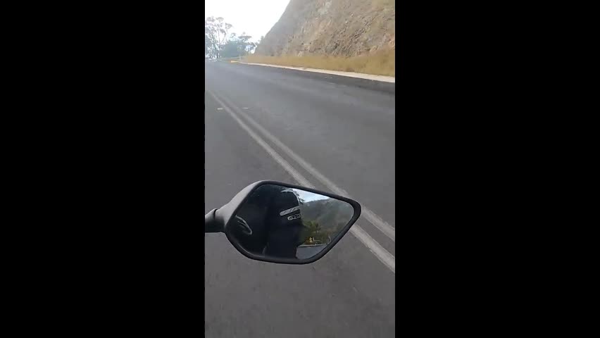 Video - Clip: Kinh hoàng người đi xe máy va chạm với kangaroo
