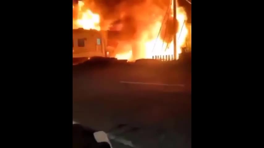 Video - Clip: Bị tàu hỏa đâm trúng, xe đầu kéo nổ tung như phim hành động